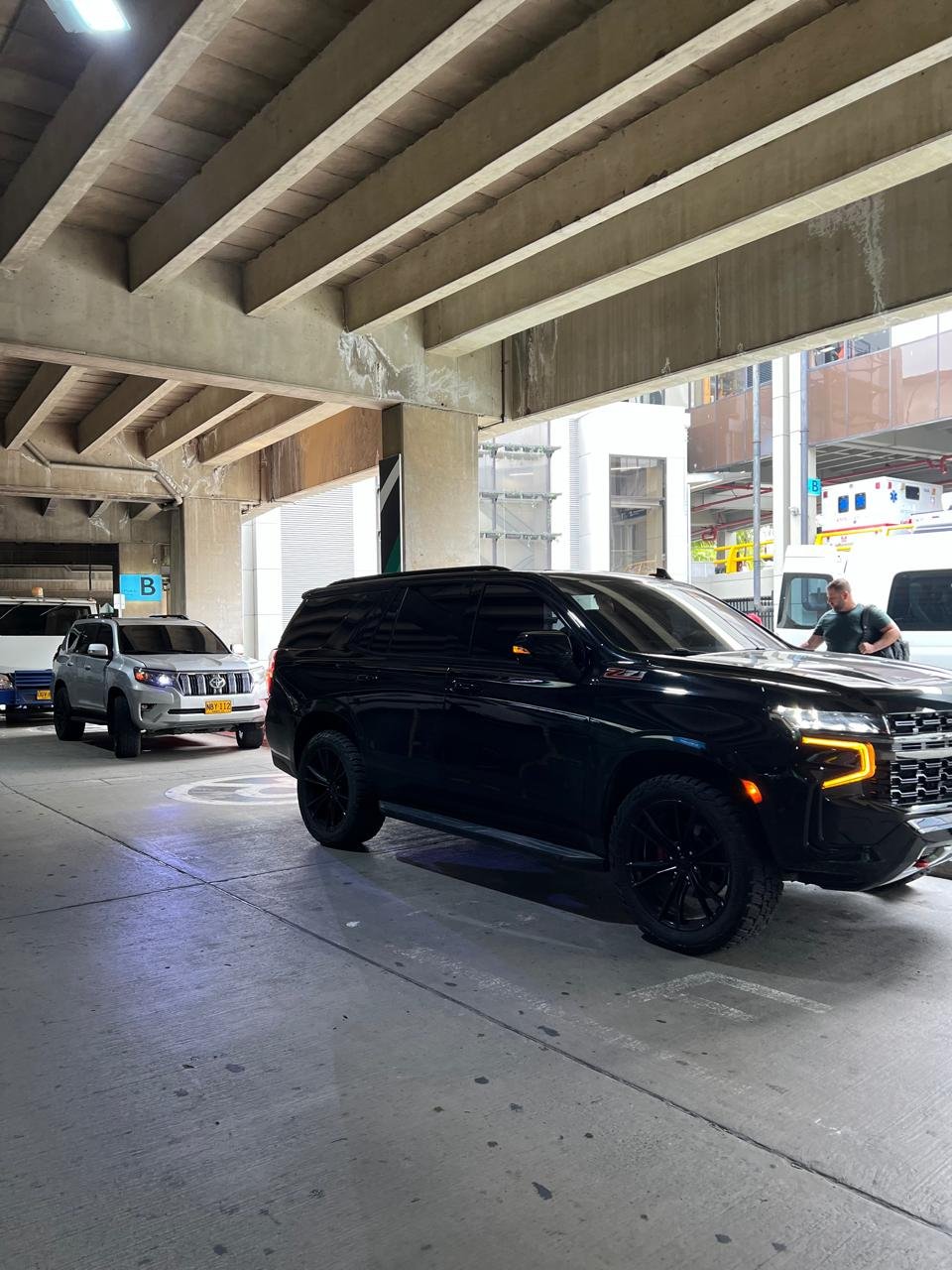 Executive SUV available for private transportation in Medellín