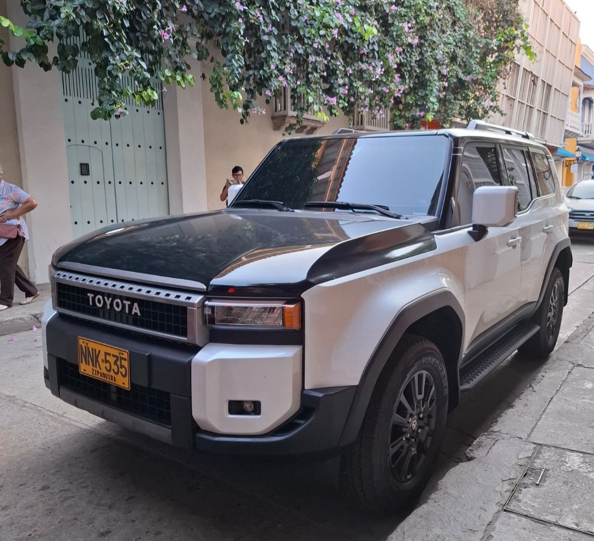 Private Toyota Prado available for transportation service in Colombia